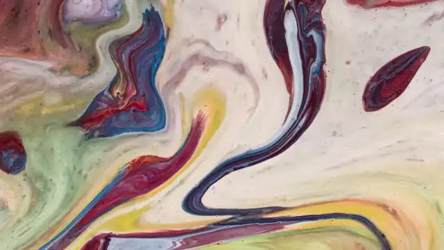 "Ella siempre anda descalza y con el cabello revuelto. Digno reflejo de su  fantasma. De quien fue. Cuando me percaté de esos detalles tuve miedo".