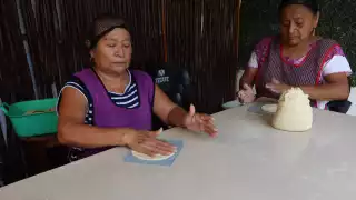 Yucatecas cumplen 70 años cocinando mucbipollo, platillo del Hanal Pixán
