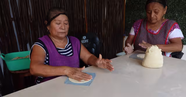 Tres yucatecas suman 70 años cocinando el platillo tradicional y seguirán haciéndolo hasta el final