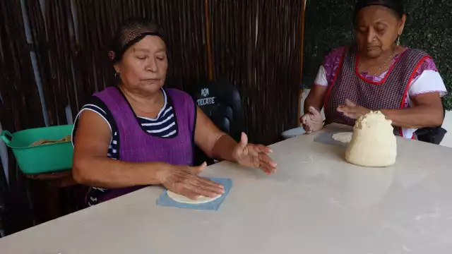 Tres yucatecas suman 70 años cocinando el platillo tradicional y seguirán haciéndolo hasta el final