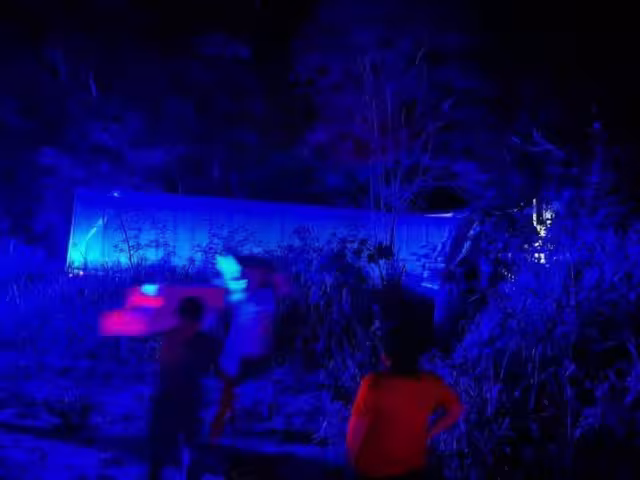 Tras el accidente, algunas personas aprovecharon para robar el producto.