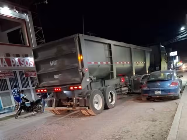 En diciembre pasado, un camión cayó al estero y otro golpeó un poste de energía eléctrica
