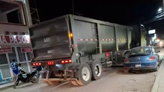En diciembre pasado, un camión cayó al estero y otro golpeó un poste de energía eléctrica
