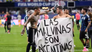 Argentina podría recibir sanción de la FIFA por pancarta sobre las Malvinas tras vencer a Inglaterra