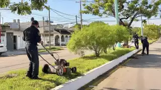 Captan a policías municipales realizando labores de limpieza