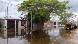 Gobierno de Yucatán moviliza bombas y pipas para retirar agua en zonas afectadas