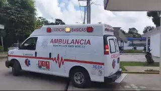 Motociclista es trasladado al área de urgencias al sufrir un accidente en José María Morelos
