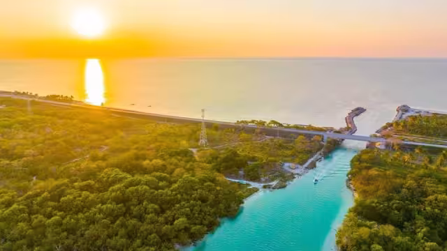 El estero de Sabancuy es un destino costero ubicado en el municipio de Carmen, Campeche, que combina paisajes marinos con humedales