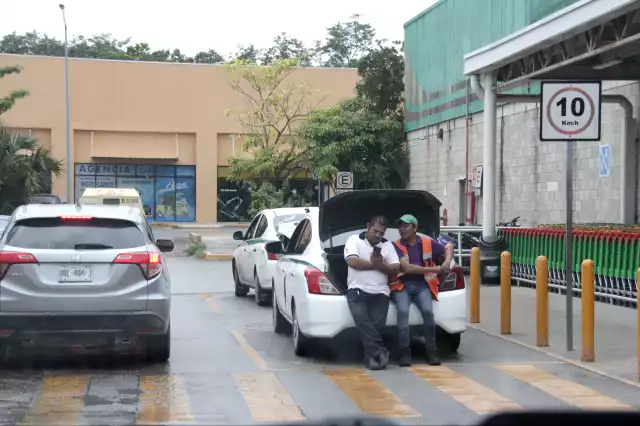 Cobros excesivos de taxis generan indignación en Cancún durante temporada decembrina