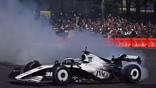 Checo Pérez renueva con Cadillac y ofrece cálida exhibición en Ciudad de México