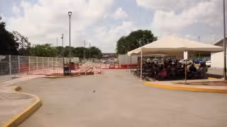 Bajo el sol y en el suelo, esperan familias de pacientes en el Hospital General de Cancún