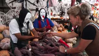 Suben los precios de insumos para el mucbipollo; cebolla llega a 50 pesos el kilo en Mérida