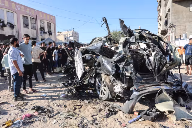 Palestinos ven los daños ocasionados por uno de los misiles.