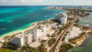 Zona Hotelera de Cancún es una de las más visitadas, ya que en ellas se encuentran hoteles y plazas, así como una de las principales avenidas, el boulevard Kukulcán