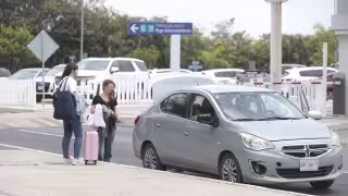 Cuestionan estacionamiento de vehículos oficiales en zonas prohibidas del aeropuerto de Cancún