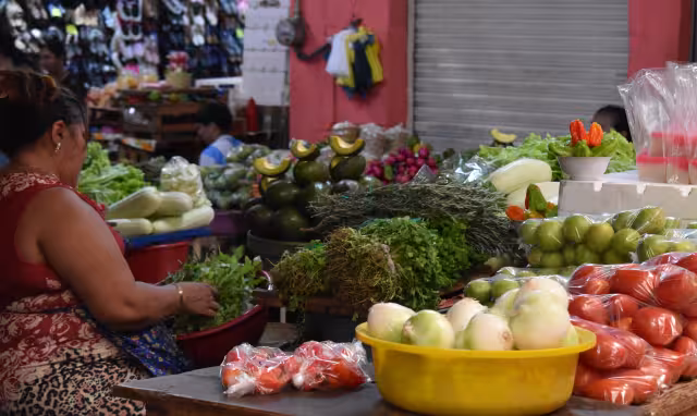 Datos emitidos por la Profeco confirman el encarecimiento de jitomate, limón y cebolla, entre otros
