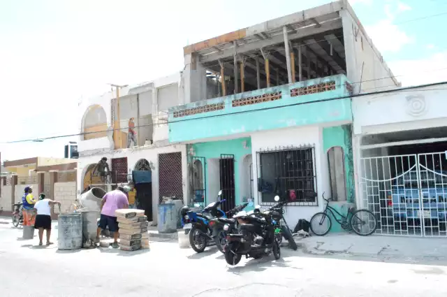 Empresas foráneas acapararon licitaciones de proyectos públicos y privados, mientras la mano de obra local absorbió la carga operativa con limitado poder de negociación