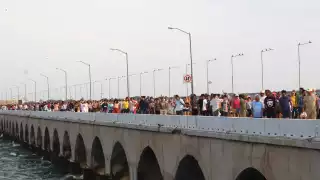 “Caminan sobre el mar” 10 mil personas en el Puerto de Altura de Progreso