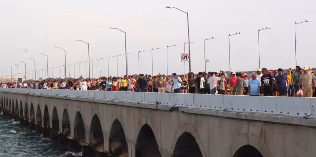 Alrededor de 10 mil personas disfrutaron de una caminata sobre el muelle de Progreso