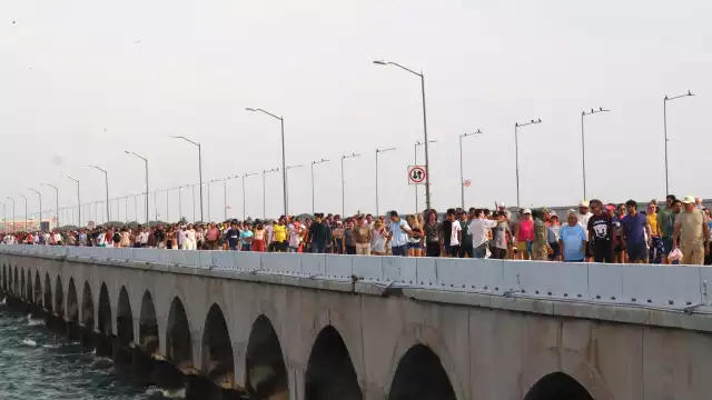 Alrededor de 10 mil personas disfrutaron de una caminata sobre el muelle de Progreso