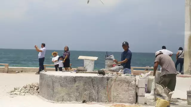 Retiran los dos delfi nes que adornaban el muelle del puerto para dar paso a Chaac