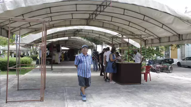 Los comerciantes ante las bajas ventas esperan que acaben las obras de la Plaza Grande
