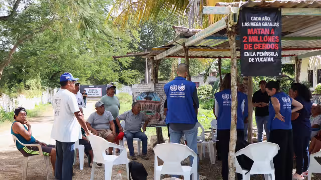 Visitadores de la Oficina de Derechos Humanos dialogan con pobladores afectados por una granja