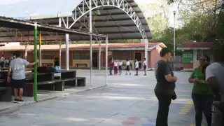 A pesar del retorno general, maestros del Comité Central de Lucha interrumpieron su jornada para asistir a reuniones informativas.