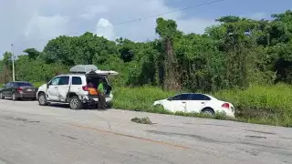 Tráiler saca de la pista a dos autos en la vía Campeche–Carmen; detienen al chofer