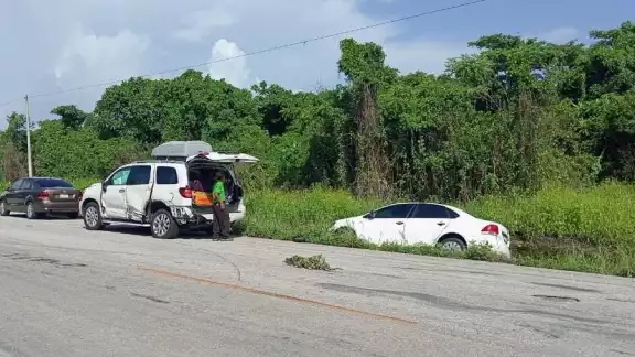 Un tráiler provocó que dos vehículos salieran de la carretera en la vía Campeche – Carmen.