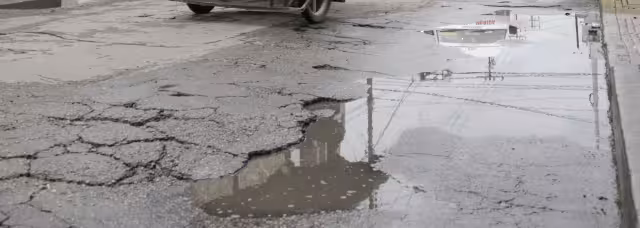 La cifra de llamadas de ciudadanos para denunciar hoyancos se triplicó con los chubascos recientes