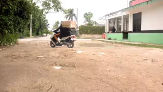 Habitantes resaltaron el rezago en las calles, lo que contrasta con el gasto de la celebración.