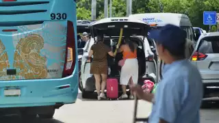 ¿Cuánto cobran los taxis en el aeropuerto de Cancún para que una familia venezolana prefiriera salir caminando?