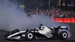 El monoplaza de Checo recorrió Paseo de la Reforma en la CDMX.