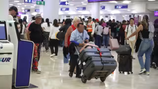 Empleados turísticos en Cancún madrugan para enfrentar trayectos de hasta cuatro horas diarias hacia sus centros de trabajo.