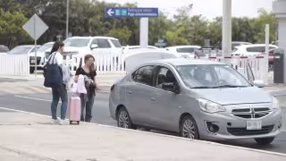 Vehículos oficiales desafían restricciones y generan cuestionamientos en el aeropuerto de Cancún
