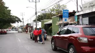 La obstrucción en zonas para abordar obliga a que los camioneros den parada en medio de la calle.