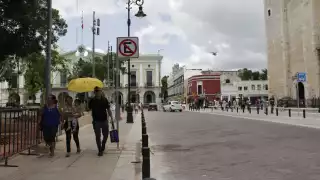 Cecilia Patrón ya dialoga con los oferentes, pues en la Plaza Principal hay menos espacio
