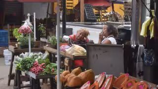 Indicador de Confianza del Consumidor lleva 15 meses seguidos a la baja; ya se siente en los mercados y plazas