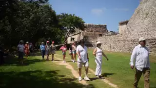 Turistas suelen visitar las zonas arqueológicas de Yucatán