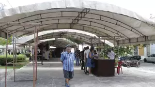 Los comerciantes ante las bajas ventas esperan que acaben las obras de la Plaza Grande