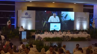 Toma de compromiso en Coparmex termina en tribuna política contra la reforma electoral