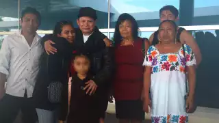 Santos Echeverría (centro) explicó que volvió con el objetivo de montar una lonchería o pizzería.