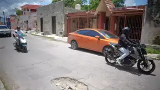 Los baches, uno de los problemas  que más afecta a los meridanos.