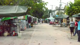 “Mientras nos dejen trabajar tranquilos, todo está bien”: tianguistas de Cancún evitan hablar sobre extorsiones por temor a represalias