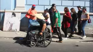 Peatones relegados al mínimo espacio y calles congestionadas, entre los problemas.