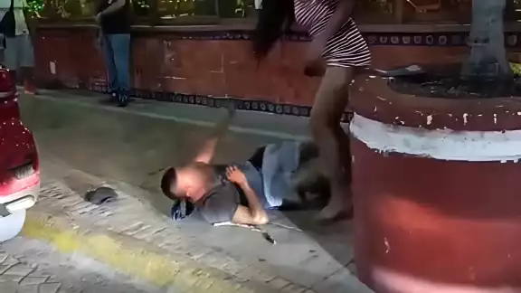 Colectivos en pro de la diversidad sexual condenaron las burlas hacia la víctima, luego del intento de robo que se volvió viral. Colectivos en pro de la diversidad sexual condenaron las burlas hacia la víctima, luego del intento de robo que se volvió viral.
