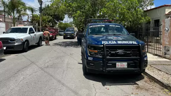 Elementos de la Policía Municipal acudieron a la dirección debido al reporte de amenaza Elementos de la Policía Municipal acudieron a la dirección debido al reporte de amenaza