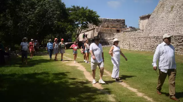 Turistas suelen visitar las zonas arqueológicas de Yucatán