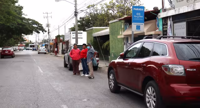 La obstrucción en zonas para abordar obliga a que los camioneros den parada en medio de la calle.